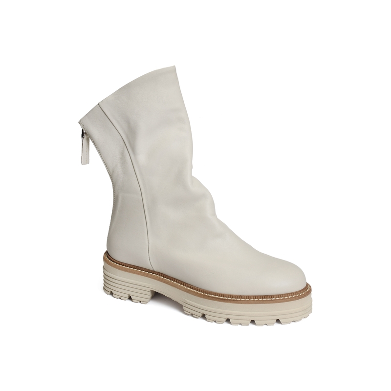 K134 Blanc, Boots Semerdjian