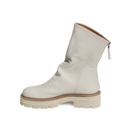 K134 Blanc, Boots Semerdjian